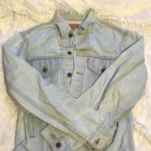 Light Wash Levi’s Jean Jacket